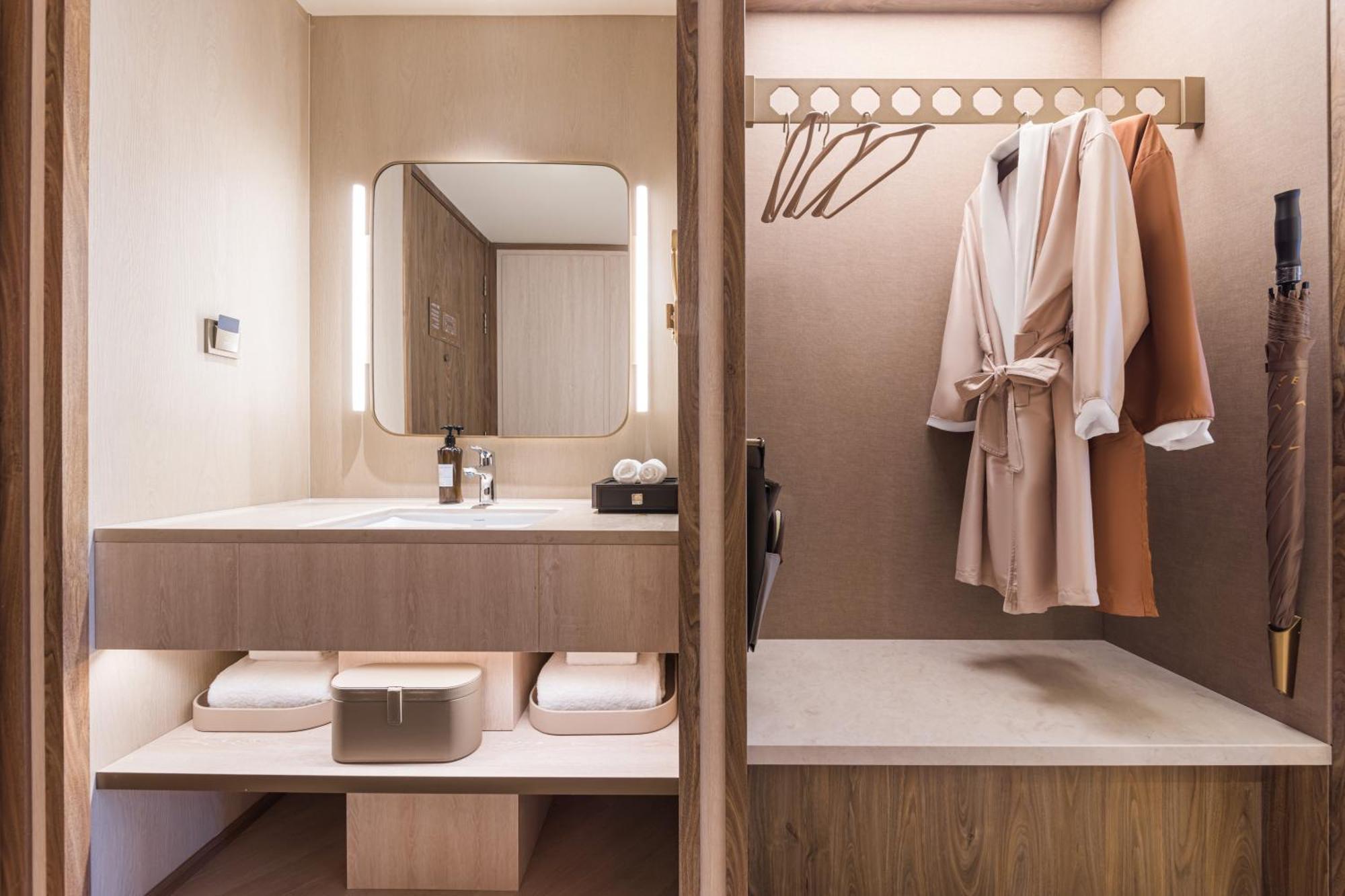 Hotel Orange Crystal Hotel, Baoyang Road, Baoshan District, Shangha 4*